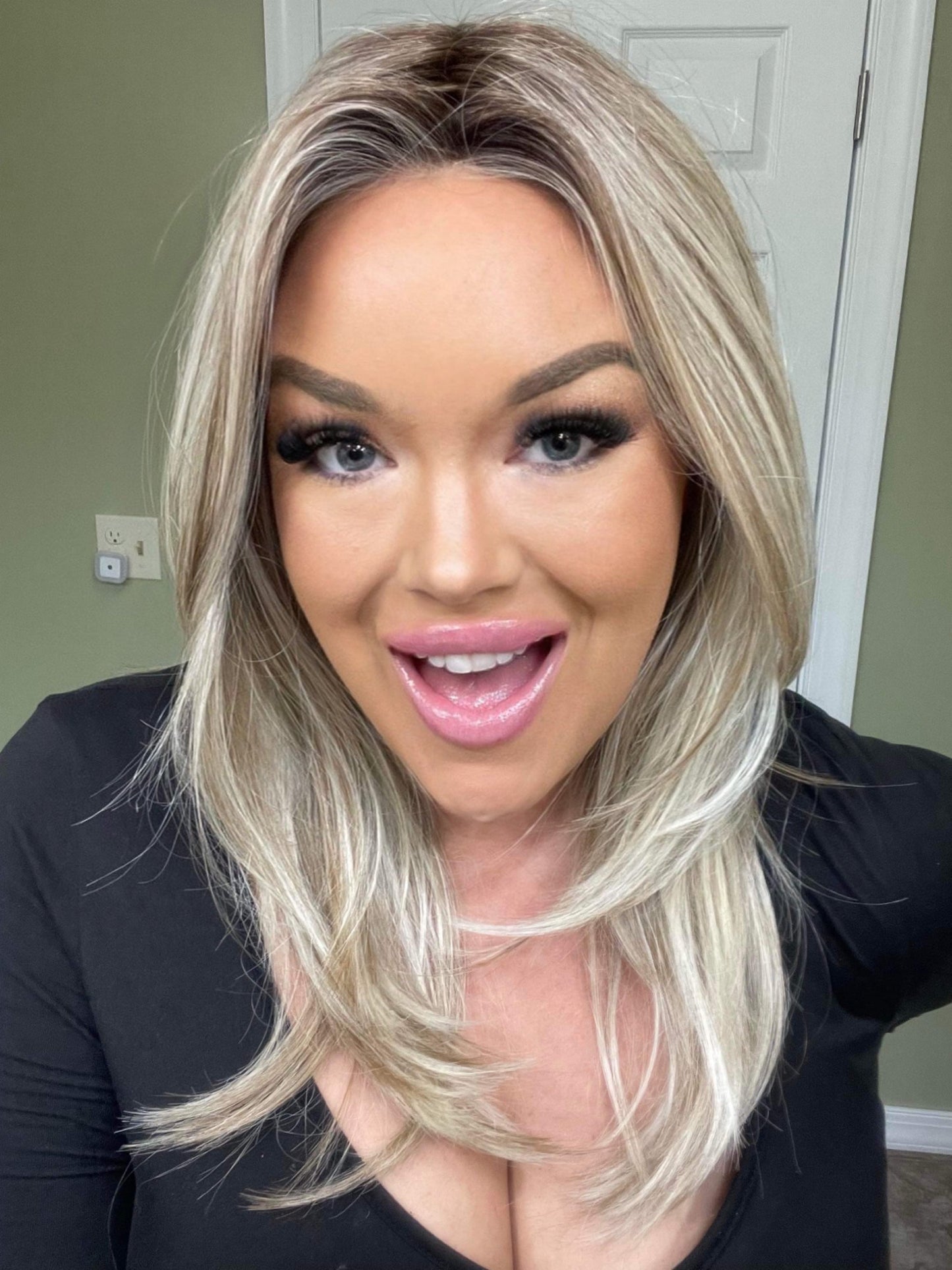 MARIAH SMOKING HOT BLONDE HS STANDARD LUXURY WIG LW3-AC1 	.