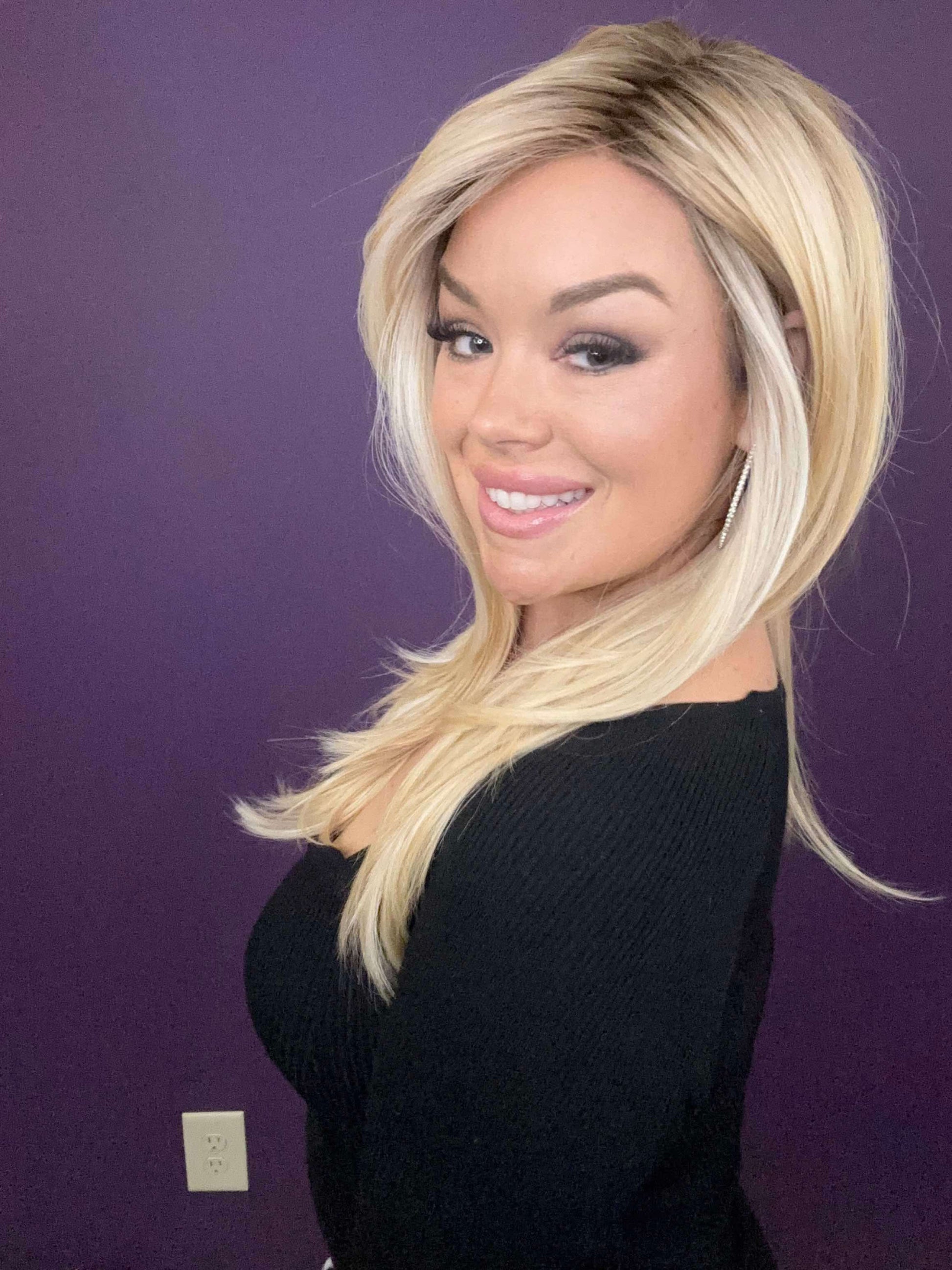 Ashlyn – Luxury Wig by Chic Lifestyle Shown in California Blonde.